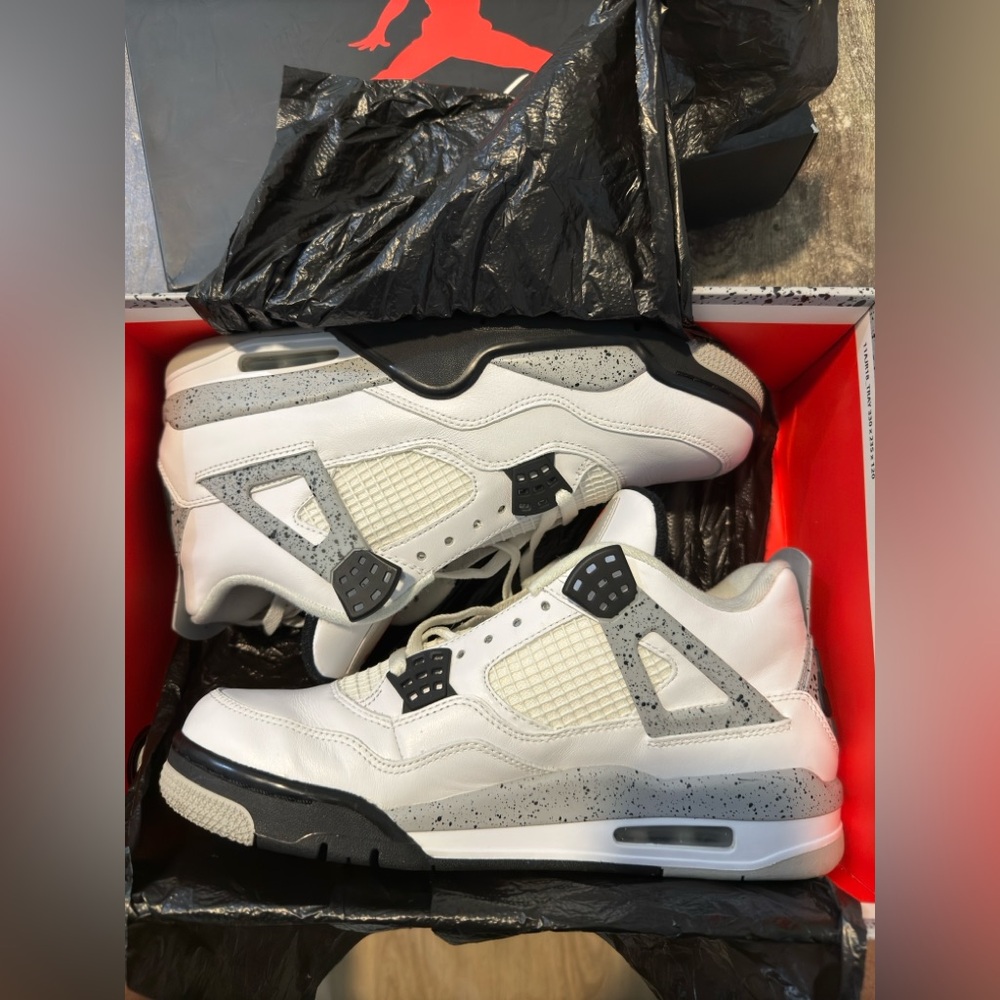 Jordan 4 white cement Sz 10